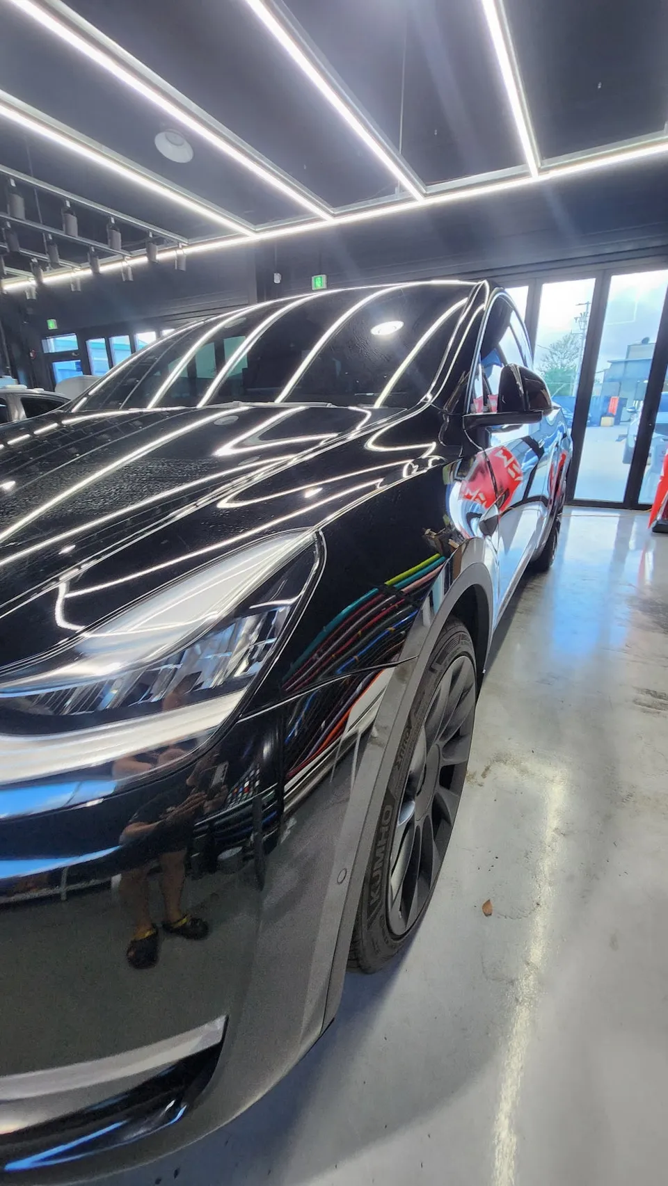 Tesla Model Yのカーラッピング事例｜マットレーシンググリーン 施工写真 3-1