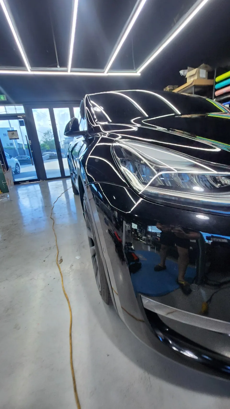 Tesla Model Yのカーラッピング事例｜マットレーシンググリーン 施工写真 1-2