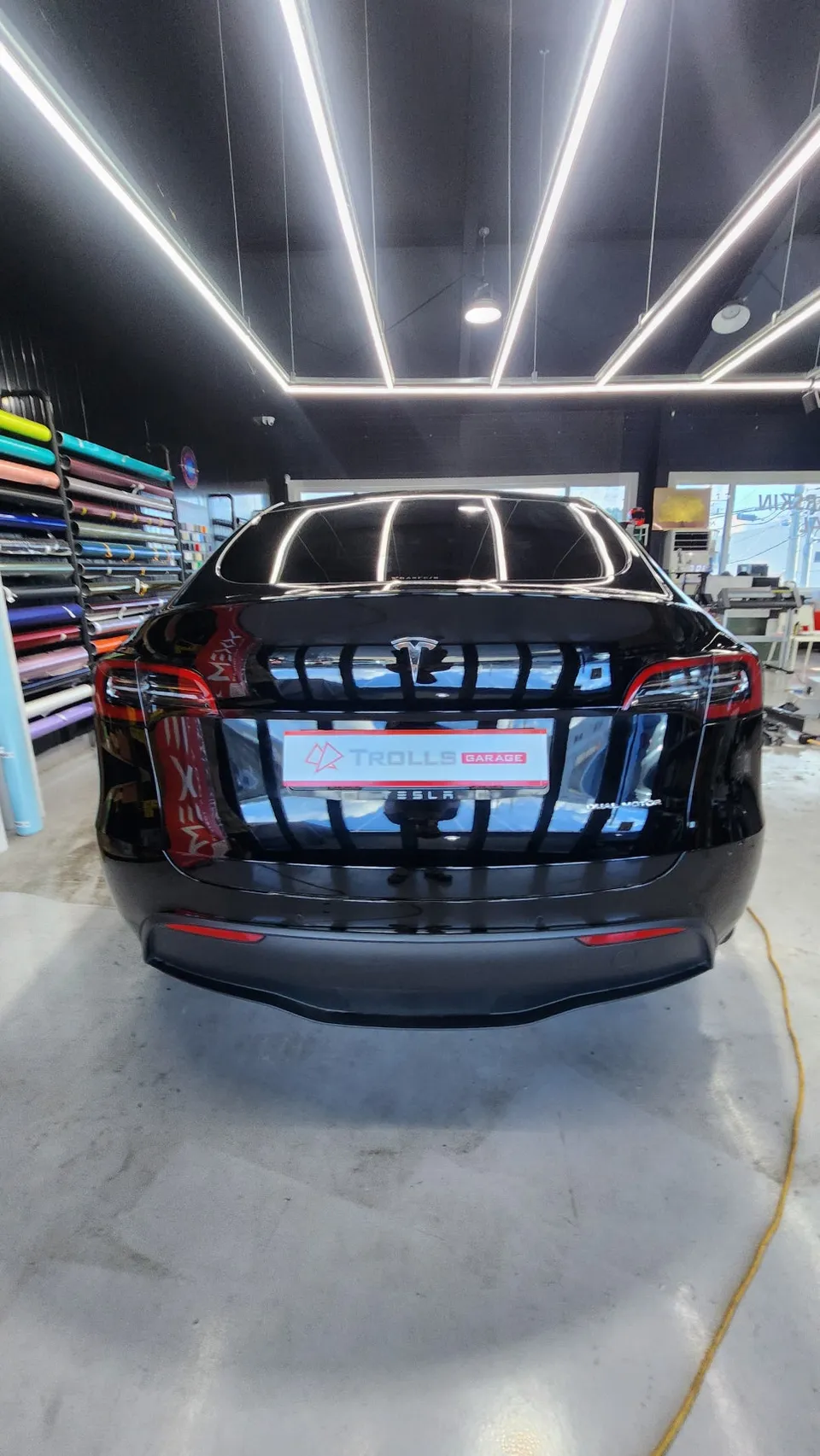 Tesla Model Yのカーラッピング事例｜マットレーシンググリーン 施工写真 2-2
