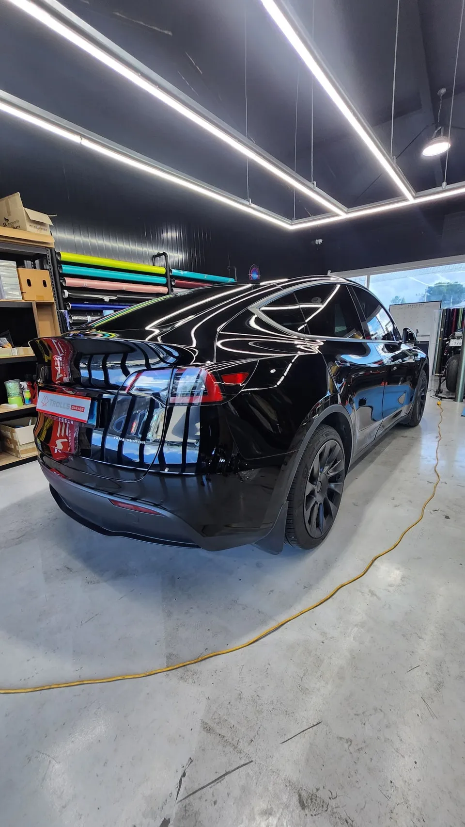 Tesla Model Yのカーラッピング事例｜マットレーシンググリーン 施工写真 3-2