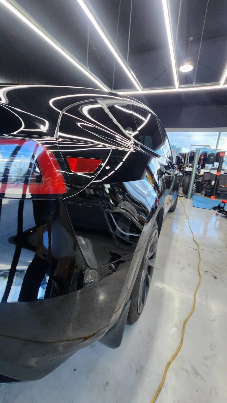 Tesla Model Yのカーラッピング事例｜マットレーシンググリーン 施工写真 1-3