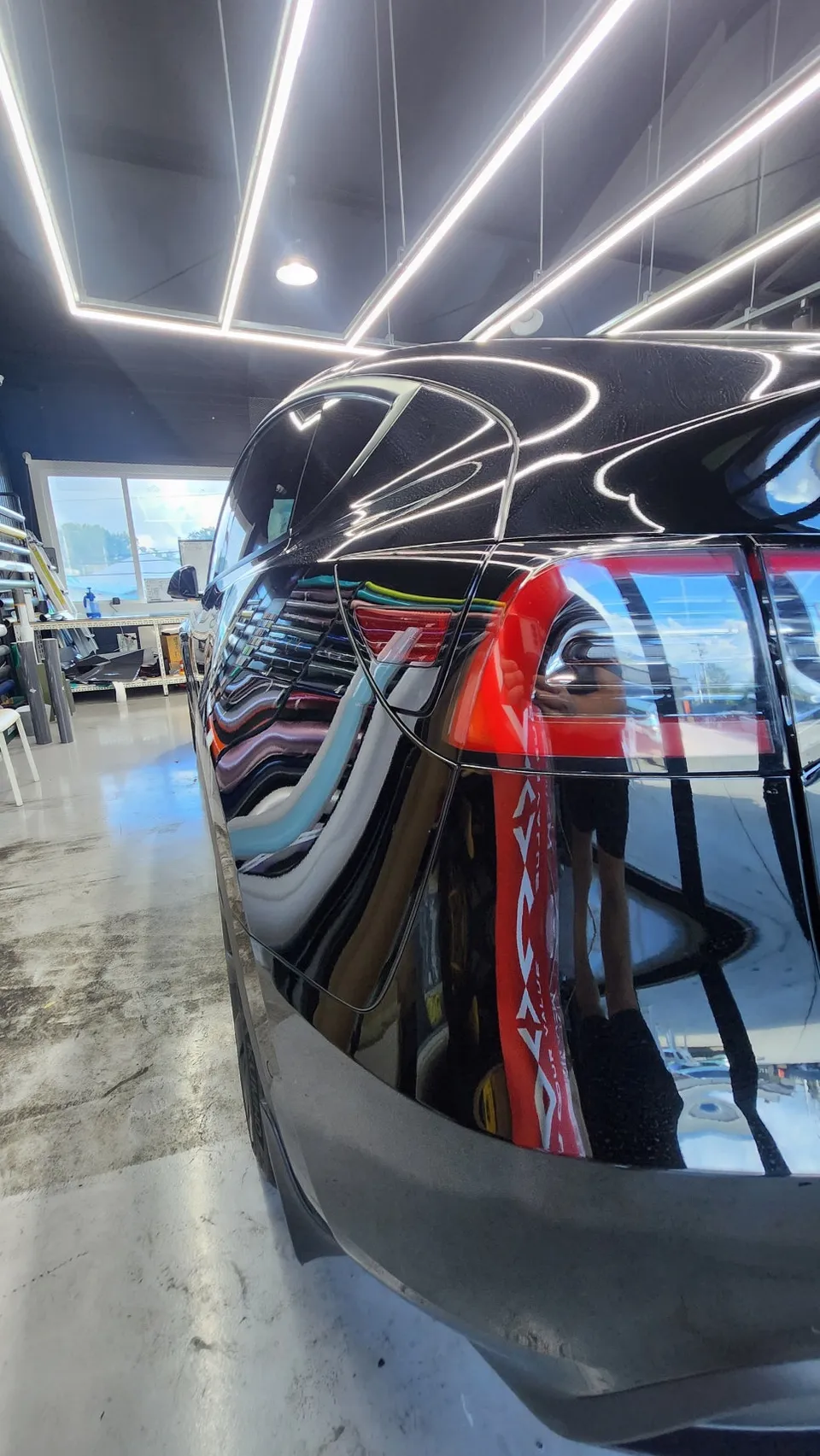 Tesla Model Yのカーラッピング事例｜マットレーシンググリーン 施工写真 2-3