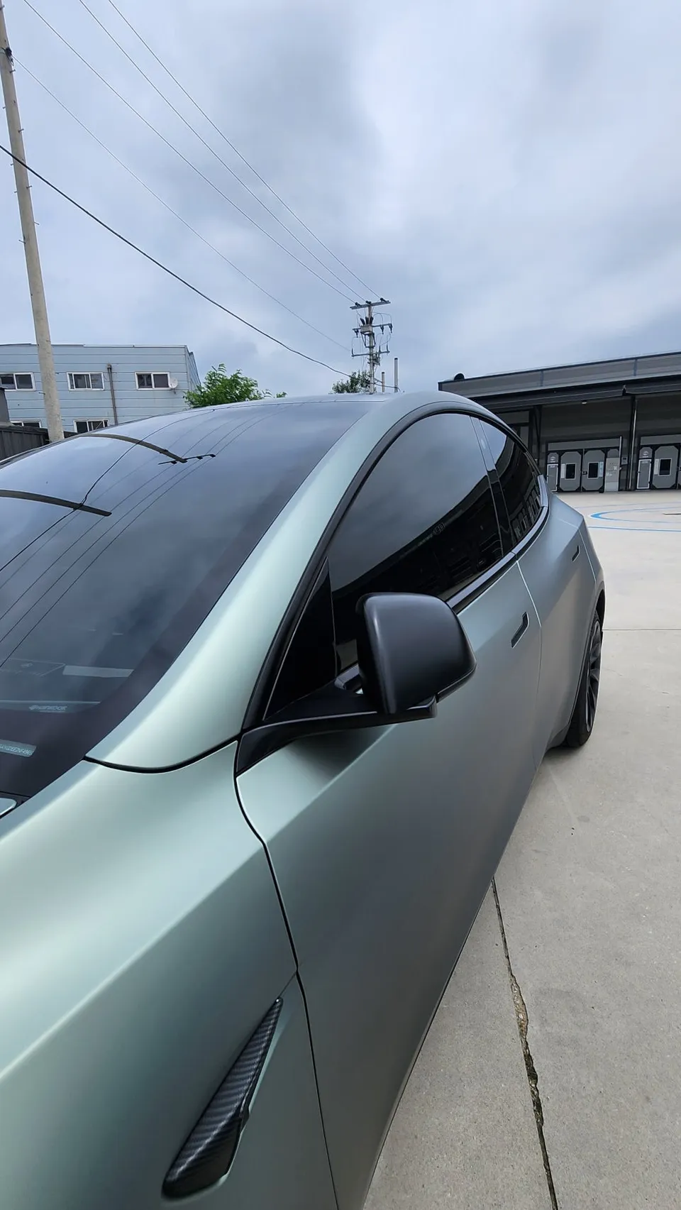 Tesla Model Yのカーラッピング事例｜マットレーシンググリーン 施工写真 3-3