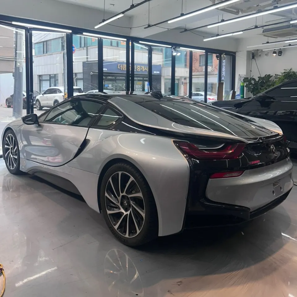 BMW i8のカーラッピング事例：アイル オブ マン グリーン 施工写真 1-2