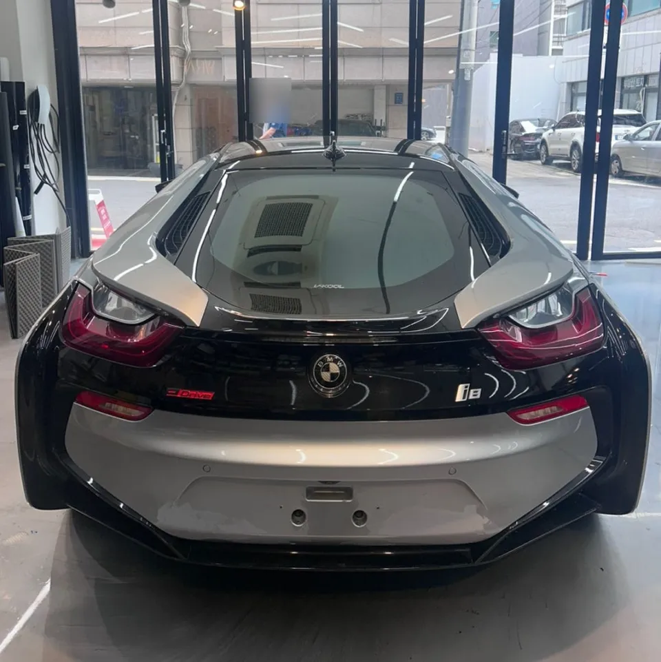 BMW i8のカーラッピング事例：アイル オブ マン グリーン 施工写真 2-2