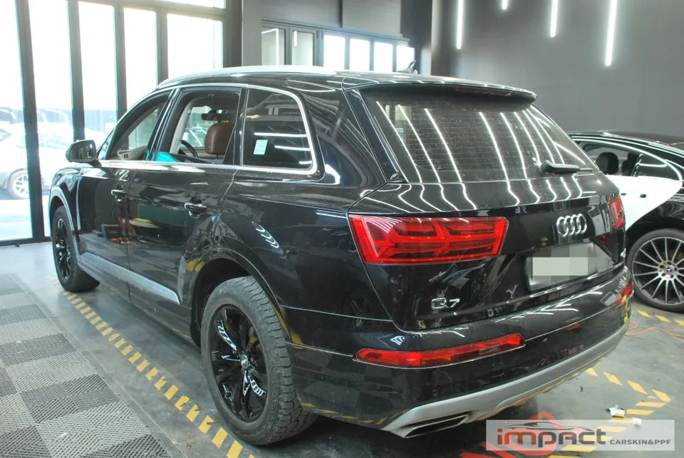 Audi Q7のカーラッピング事例｜クローム除去で高級感アップ 写真