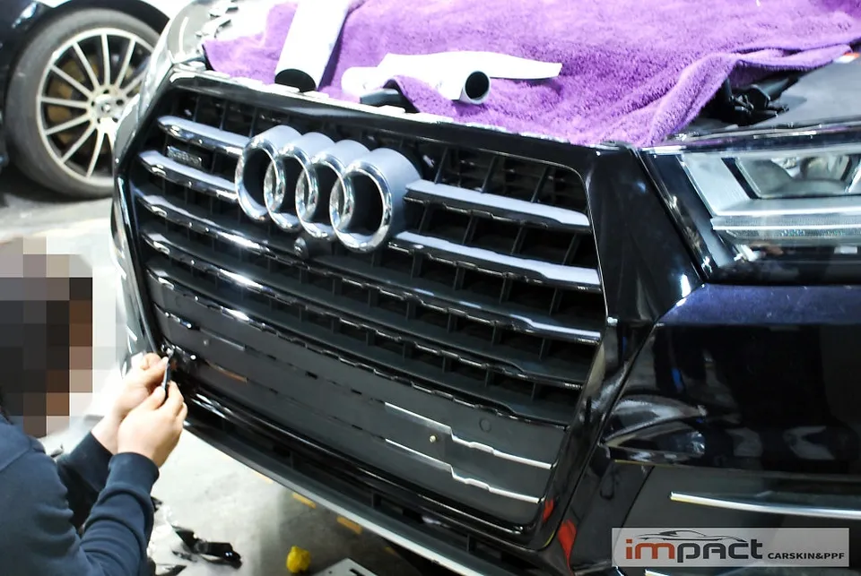Audi Q7のカーラッピング事例|クローム除去で高級感アップ 施工写真 2-2