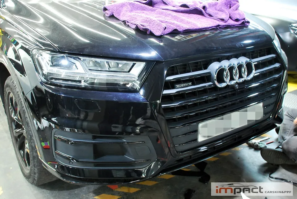 Audi Q7のカーラッピング事例|クローム除去で高級感アップ 施工写真 3-2