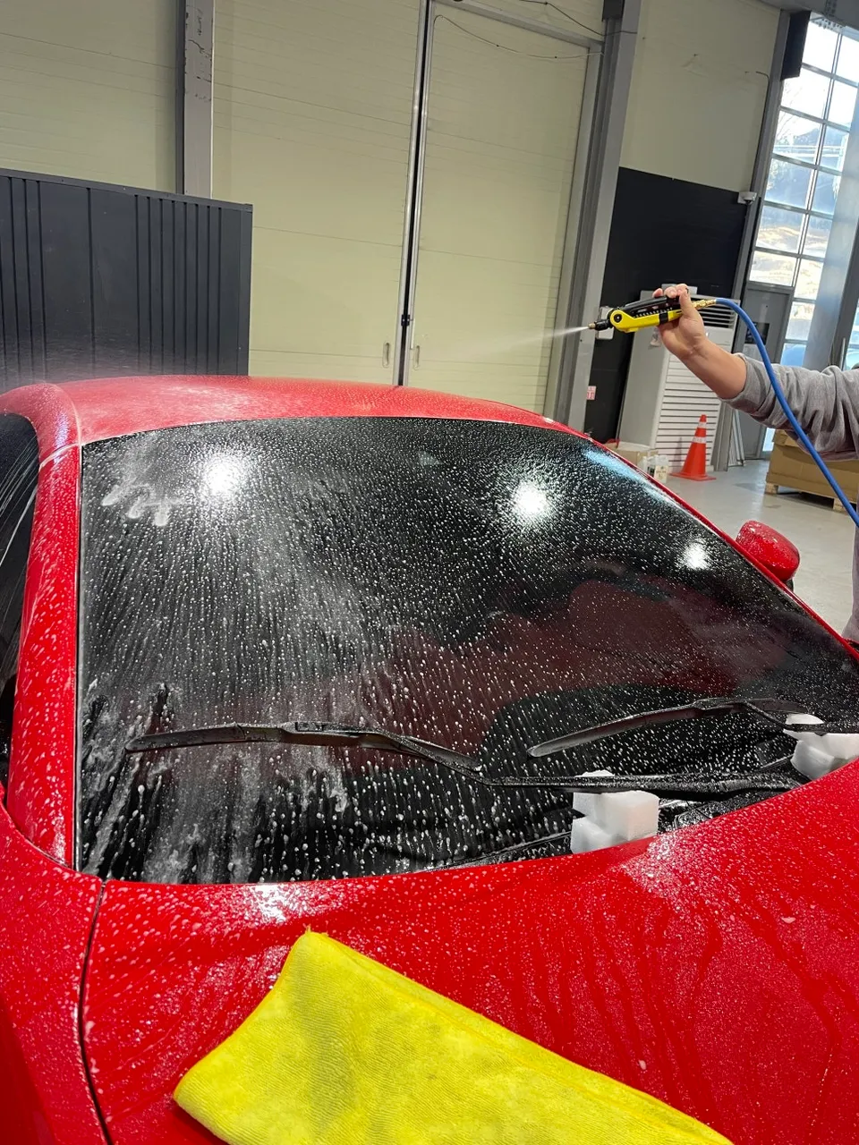 Ferrari Portofino PPF施工事例｜フロントガラス保護 施工写真 3-2