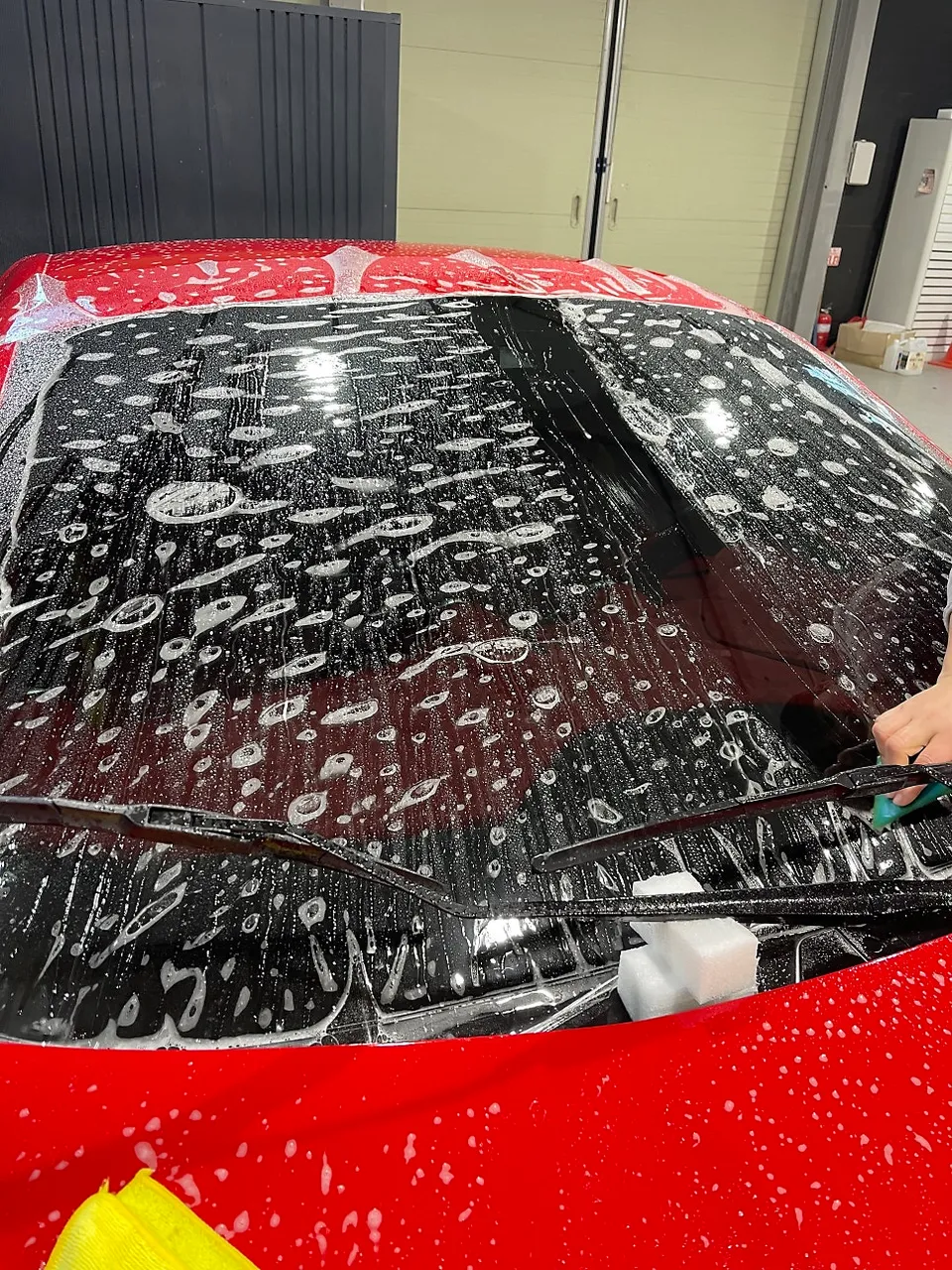Ferrari Portofino PPF施工事例｜フロントガラス保護 施工写真 2-3