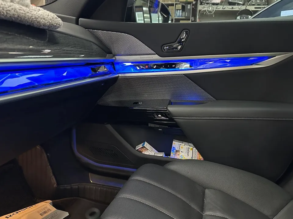 BMW 7 Series G70 ambient lighting - BMW 7 Series G70 Ambient Lighting Review: Cost & Results photo 3
