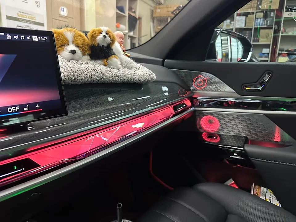 BMW 7 Series G70 ambient lighting - BMW 7 Series G70 Ambient Lighting Review: Cost & Results photo 5