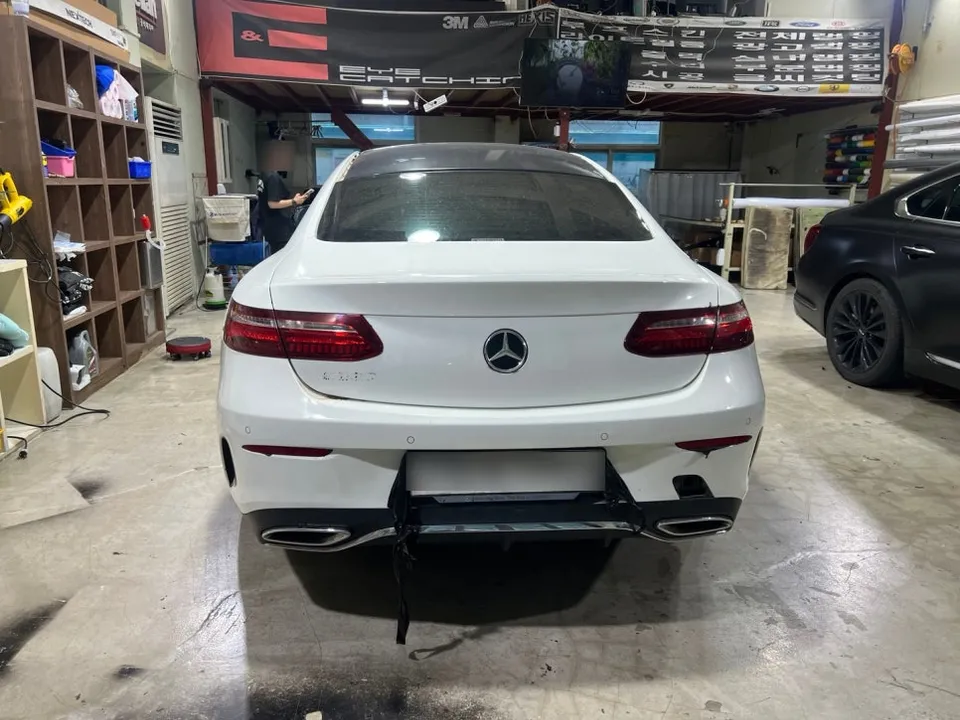 Mercedes-Benz Eクラスクーペのカーラッピング事例|サテンシルバー 施工写真 2-1