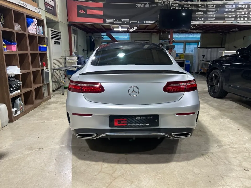 Mercedes-Benz Eクラスクーペのカーラッピング事例|サテンシルバー 施工写真 3-1