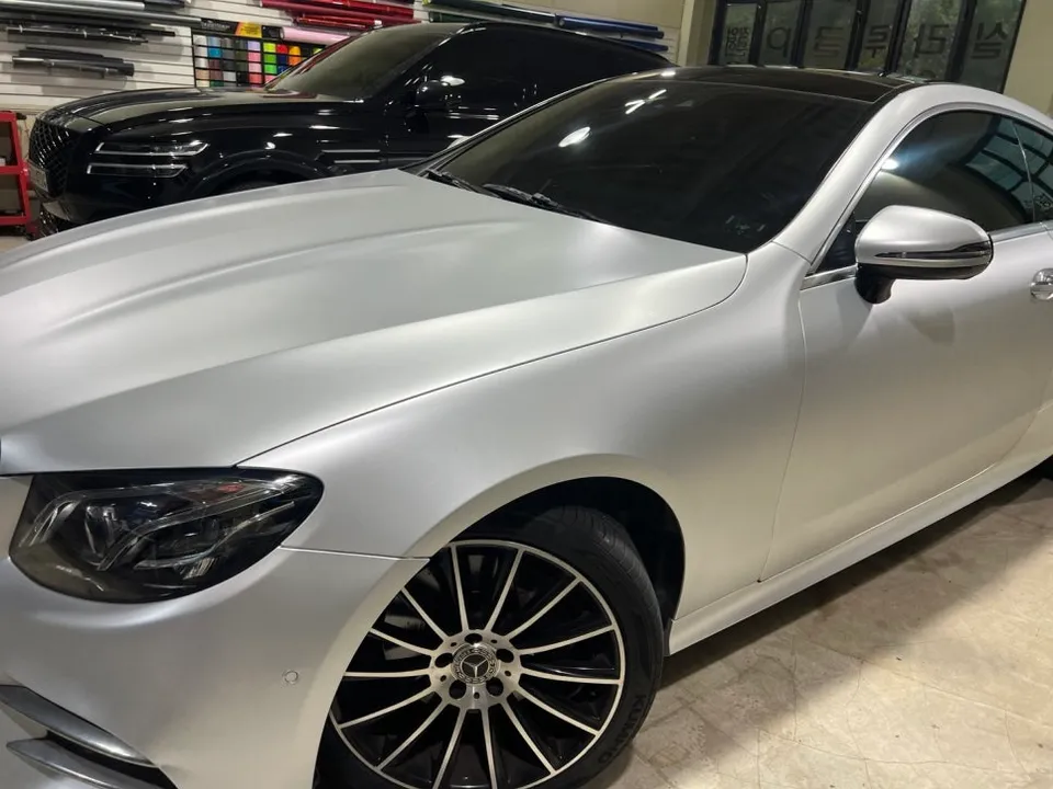 Mercedes-Benz Eクラスクーペのカーラッピング事例|サテンシルバー 施工写真 1-2