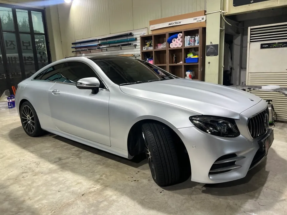 Mercedes-Benz Eクラスクーペのカーラッピング事例|サテンシルバー 施工写真 2-2