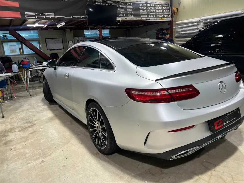 Mercedes-Benz Eクラスクーペのカーラッピング事例|サテンシルバー 施工写真 3-2