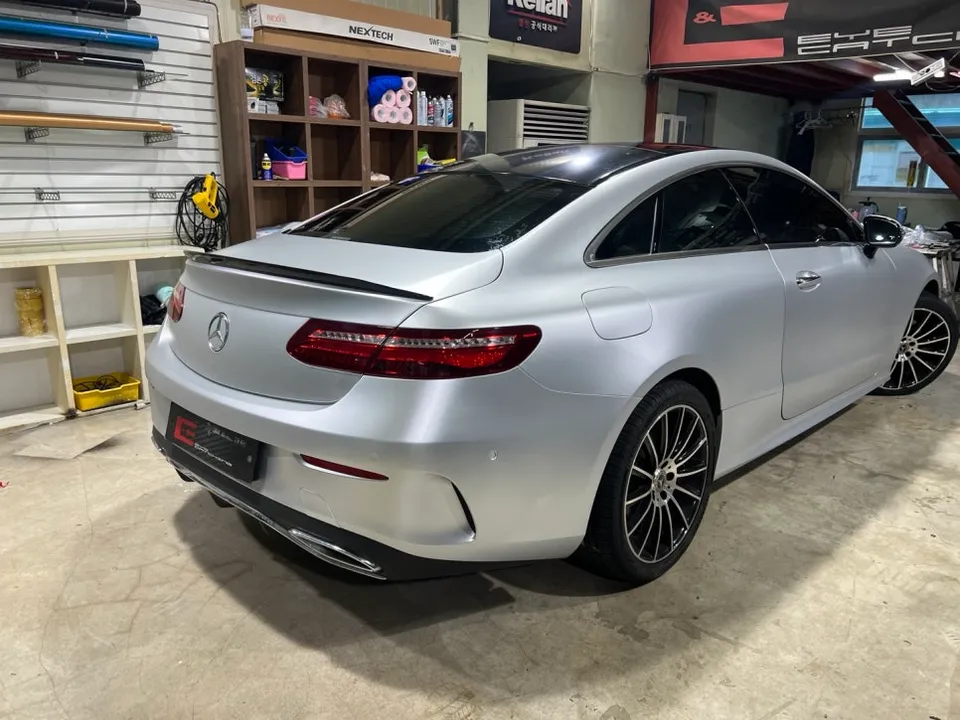 Mercedes-Benz Eクラスクーペのカーラッピング事例|サテンシルバー 施工写真 1-3