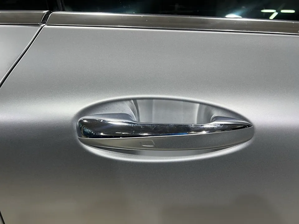 Mercedes-Benz Eクラスクーペのカーラッピング事例|サテンシルバー 施工写真 3-3
