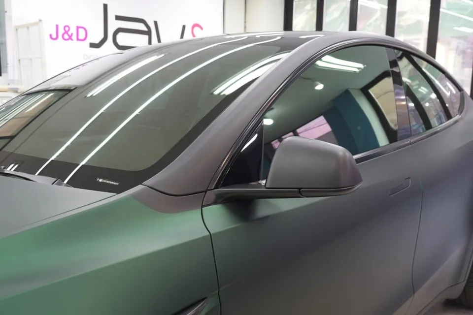 Tesla Model Yのカーラッピング事例｜費用目安・仕上がり 施工写真 1-3