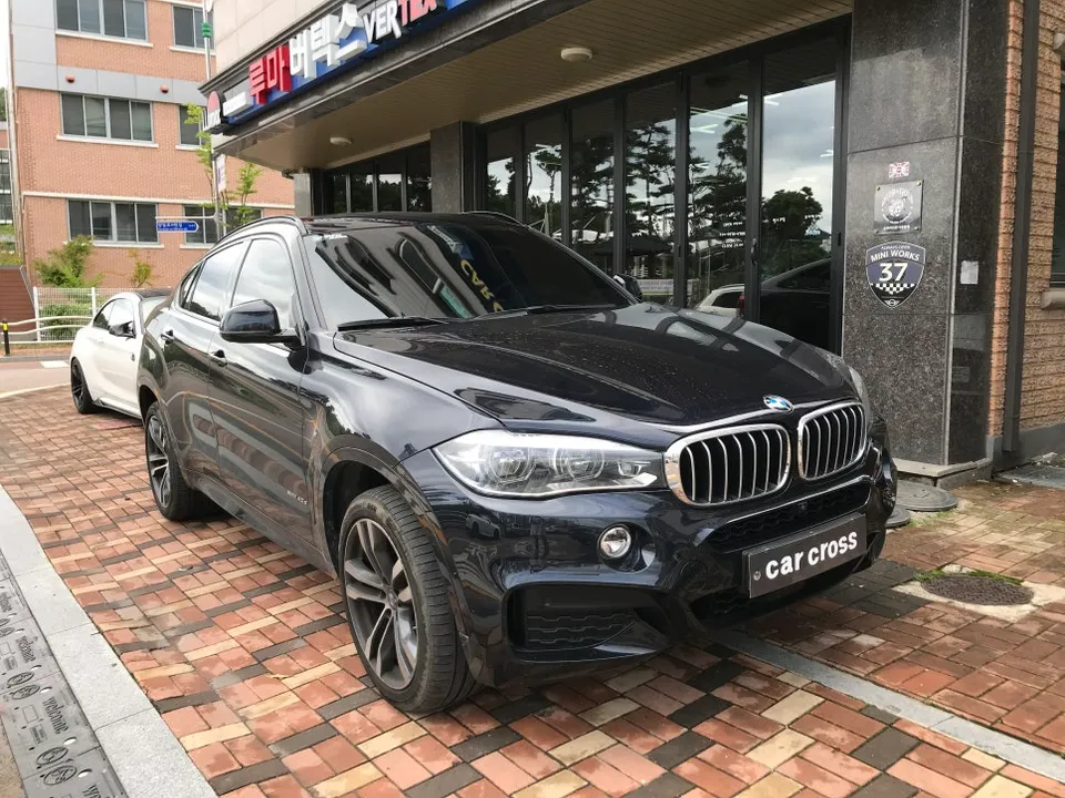 BMW X6 F16のカーラッピング事例:クロームパーツのブラックアウト 施工写真 1-1