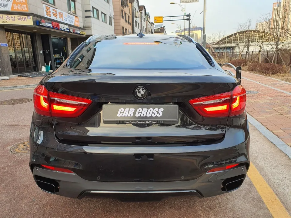 BMW X6 F16のカーラッピング事例:クロームパーツのブラックアウト 施工写真 2-1