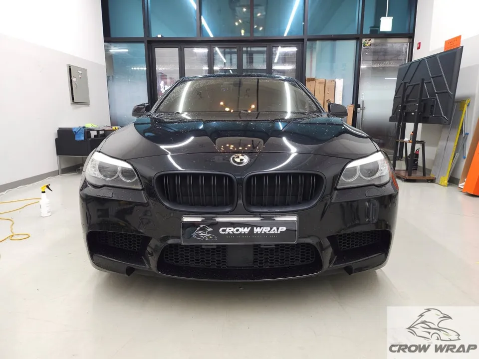 BMW 5 Seriesのカーラッピング事例｜クロームパーツのブラックアウト 写真