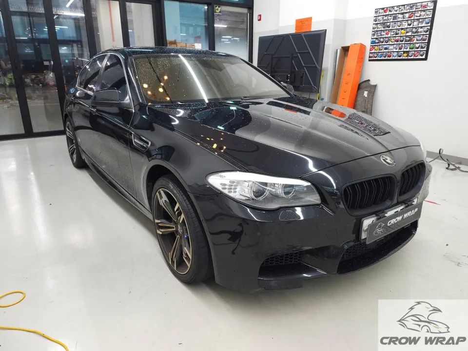 BMW 5 Seriesのカーラッピング事例|クロームパーツのブラックアウト 施工写真 1-1