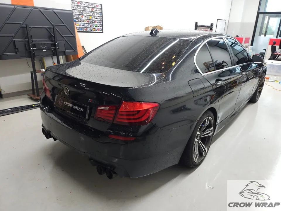 BMW 5 Seriesのカーラッピング事例|クロームパーツのブラックアウト 施工写真 3-2