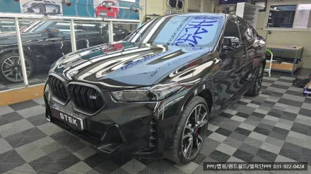BMW X6のカーラッピング事例｜ブラック光沢フィルム 写真