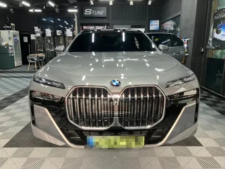 BMW 7 Series G70 カーフィルム施工事例｜断熱・スモーク 写真