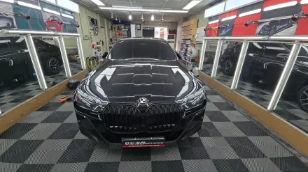 BMW 7 Seriesのカーラッピング事例｜クローム部分のブラック化 写真