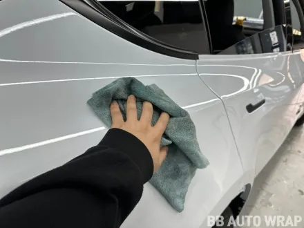 Tesla Model Yのカーラッピング事例 写真