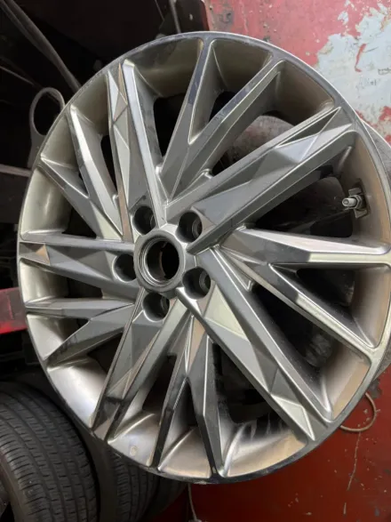 Hyundai Grandeur GN7のホイールリペア・塗装事例 写真