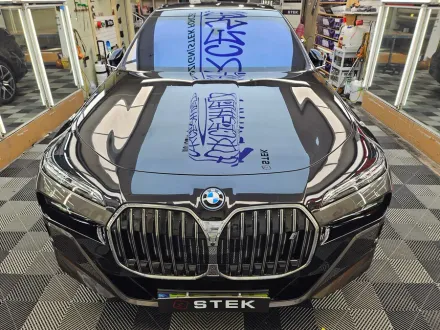 BMW i7のカーラッピング事例｜デュオトーンで個性を演出 写真