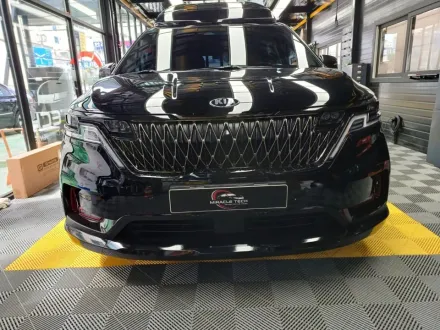 Kia Carnival KA4のカーラッピング事例｜クローム除去でオールブラック化 写真