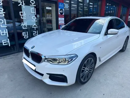 BMW 5 Series G30のAndroid Auto・CarPlay取付事例 写真