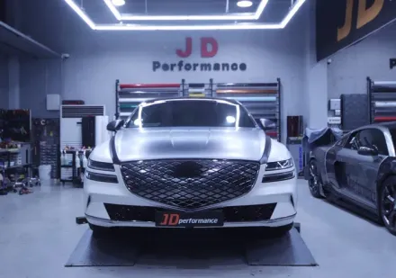 Genesis G80 RG3のカーラッピング事例｜高光沢オーシャンブルー 写真
