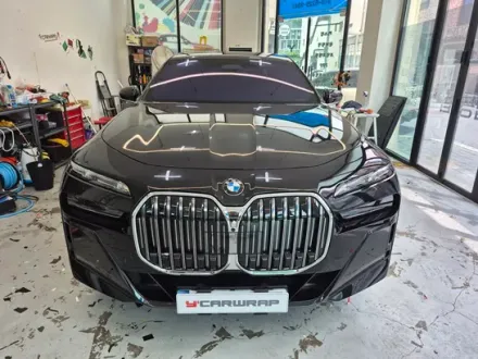 BMW 7 Seriesのカーラッピング事例｜デュオトーンで高級感UP 写真
