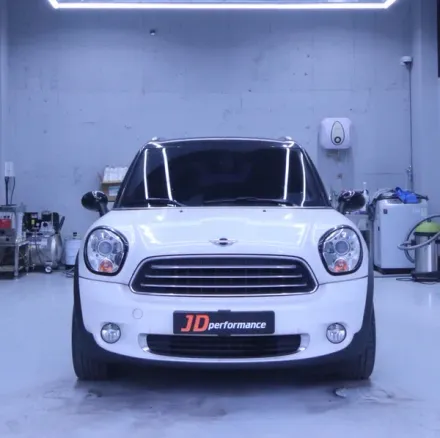 MINI Countrymanのカーラッピング事例｜高光沢ホワイトの仕上がり 写真