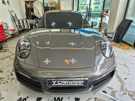 ポルシェ911のPPF施工事例｜フロントガラス保護 写真