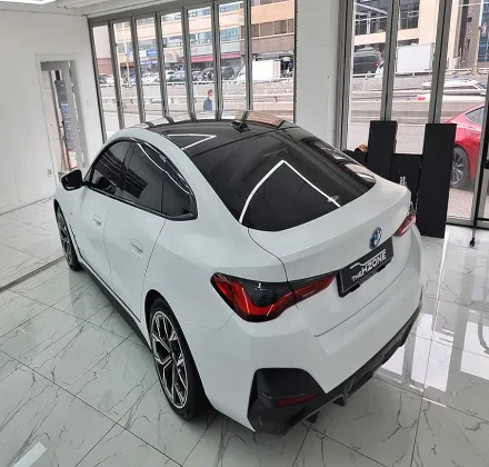 BMW i4のカーラッピング事例｜無光フィルムで洗練された印象に 写真