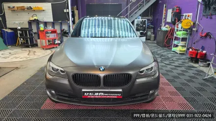 BMW 5 Series F10のカーラッピング事例｜ダークグレーへの色変更 写真