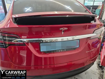 Tesla Model Xのカーラッピング事例｜クロームブラック化 写真