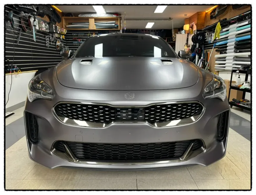 Kia Stingerのクロームブラックラッピング事例｜費用目安・仕上がり 施工写真 1-2