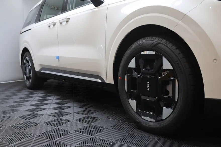 Kia Carnival KA4のカーフィルム施工事例｜断熱・スモーク 施工写真 1-2