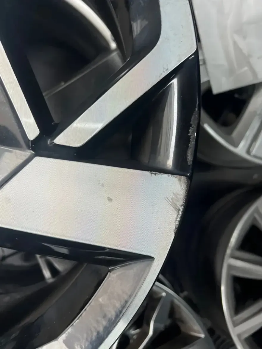 Hyundai Santa Fe TMのホイールリペア・塗装事例 施工写真 4-1