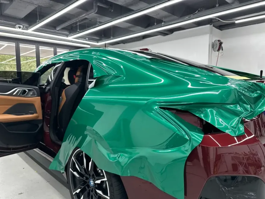BMW i4のカーラッピング事例｜MCアイルオブマングリーン 施工写真 2-3