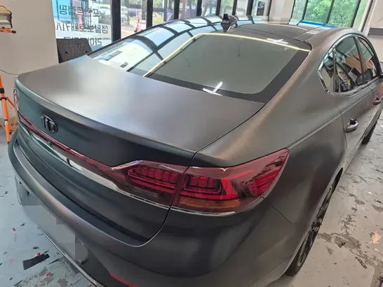 Kia K7 Premierのカーラッピング事例｜クロームメッキの黒化 施工写真 3-2