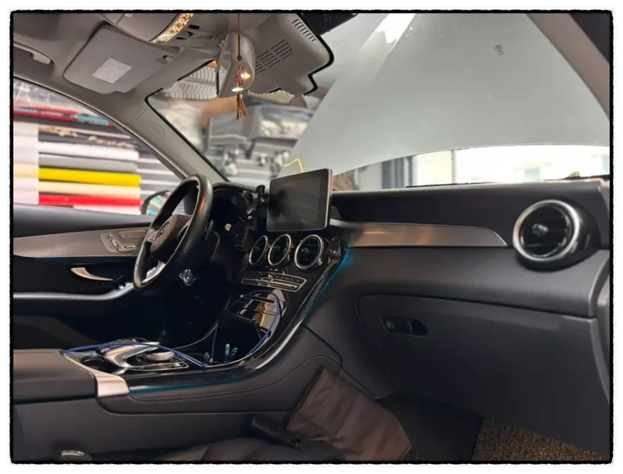 Mercedes-Benz GLCのドライブレコーダー取付事例 施工写真 4-1